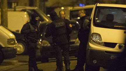 Des membres des forces de l'ordre lors de la perquisition à Argenteuil (Val-d'Oise), après l'arrestation d'un homme soupçonné d'un projet d'attentat, le 24 mars 2016.&nbsp; (GEOFFROY VAN DER HASSELT / AFP)