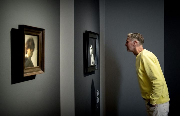 Erwin Olaf visitant son exposition '12x Erwin Olaf' au Rijksmuseum d'Amsterdam en juillet 2019. (KOEN VAN WEEL / ANP / AFP)