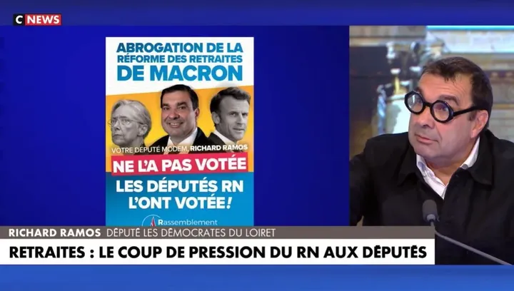 L'affiche a été diffusée sur le plateau de l'émission 100% politique sur CNews, le 23 octobre 2024. (CAPTURE D'ECRAN CNEWS)