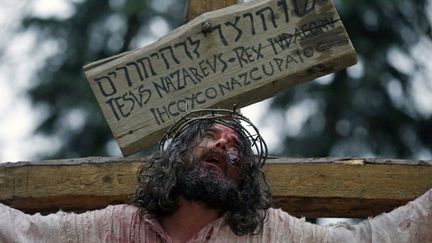 Un acteur participe &agrave; la reconstitution de la "Via Crucis" c&eacute;l&eacute;brant la crucifixion du Christ &agrave; Bucarest (Roumanie), le 15 avril 2014. (BOGDAN CRISTEL / REUTERS)