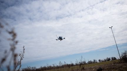 Un drone de l'armée ukrainienne survole Kostiantynivka (Ukraine), le 24 février 2024. (WOLFGANG SCHWAN / ANADOLU / AFP)