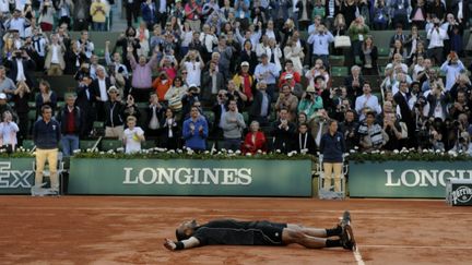 Jo-Wilfried Tsonga, allongé sur le court central, restera le plus beau souvenir français de la quinzaine