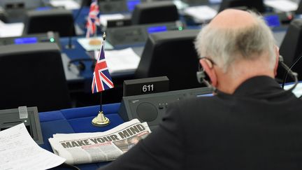 Un eurodéputé britannique lit un journal titré&nbsp;"Décidez-vous", le 13 mars 2019, à Strasbourg (Bas-Rhin). (FREDERICK FLORIN / AFP)