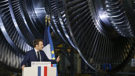 Emmanuel Macron à Belfort, le 10 février 2022. (JEAN-FRANCOIS BADIAS / POOL / AFP)