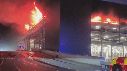 Tous les avions de l'aéroport de Luton près de Londres sont cloués au sol, en raison d'un important incendie survenu mardi 10 octobre. Un parking s'est partiellement effondré. (France 2)