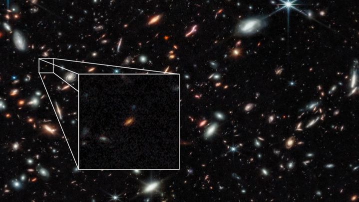 Une image capturée par la caméra infrarouge du télescope James Webb, dévoilée par la Nasa le 17 novembre 2022, montre l'une des deux galaxies les plus éloignées observées à ce jour, près de l'amas de galaxies Abell 2744. (ESA, NASA, CSA, STSCI / AFP)