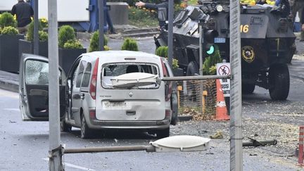 Vue d'un véhicule endommagé, utilisé par des terroristes pour perpétrer un attentat à Ankara (Turquie), le 1er octobre 2023. (AHMET OKUR / ANADOLU AGENCY / AFP)