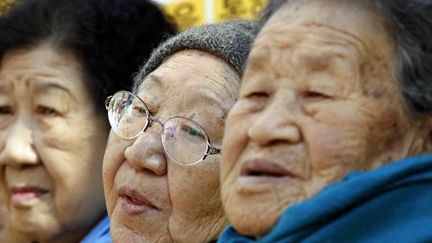 De gauche à droite: Kang Il-chul (83 ans), Gil Won-ok (83 ans) et Park Ok-sun (87 ans), citoyennes sud-coréennes, anciennes «femmes de réconfort», manifestant devant l'ambassade du Japon à Séoul le 19-10-2011 pour obtenir  des excuses publiques du Japon. (Reuters - Jo Yong-Hak)