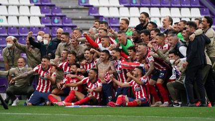 La joie des Colchoneros, champions d'Espagne, après leur succès sur la pelouse de Valladolid, samedi 22 mai 2021. (CESAR MANSO / AFP)