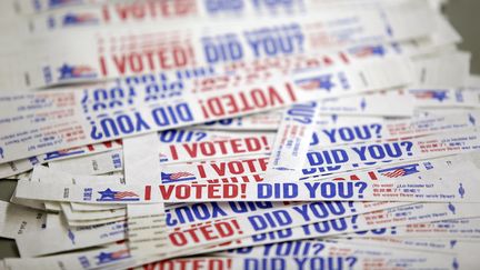 Des étiquettes "J'ai voté. Et vous ?" sont&nbsp;empilées dans un bureau de vote de Chicago (Illinois), le 31 octobre 2016. (JOSHUA LOTT / AFP)