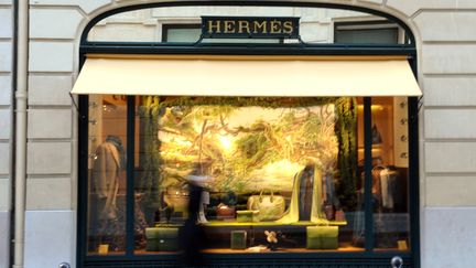 Une boutique Herm&egrave;s &agrave; Paris, le 25 octobre 2010. (MIGUEL MEDINA / AFP)