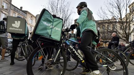 Des coursiers travaillant pour la société Deliveroo participent à une manifestation à Bordeaux (Gironde), le 15 mars 2017.&nbsp; (GEORGES GOBET / AFP)