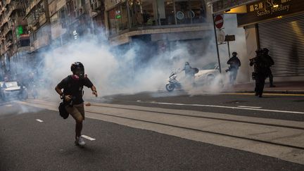 La police anti-émeute intervient pour disperser&nbsp;les manifestants&nbsp;lors d'un rassemblement contre une nouvelle loi de sécurité nationale à Hong Kong le 1er juillet 2020. (DALE DE LA REY / AFP)