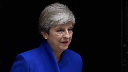 La Première ministre britannique Theresa May quitte le 10, Downing Street pour se rendre à Buckingham Palace, le 9 juin 2017, à Londres (Royaume-Uni).&nbsp; (HANNAH MCKAY / REUTERS)