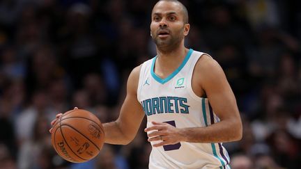 Tony Parker lors d'un match avec son équipe des Charlotte Hornets contre les Denver Nuggets, le 5 janvier 2019. (MATTHEW STOCKMAN / GETTY IMAGES NORTH AMERICA)