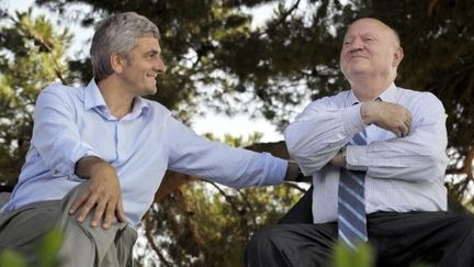 Hervé Morin (g) et André Santini discutent lors de la première université d'été du Nouveau centre, à La Londe-les-Maure, le 6 septembre 2008. (AFP - ANNE-CHRISTINE POUJOULAT)