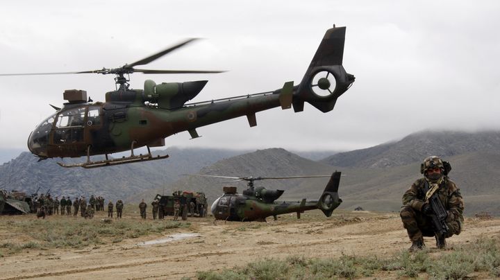 Un h&eacute;licopt&egrave;re de l'arm&eacute;e fran&ccedil;aise d&eacute;colle dans la vall&eacute;e d'Uzbin (Afghanistan), le 8 avril 2008. ( JACKY NAEGELEN / REUTERS)