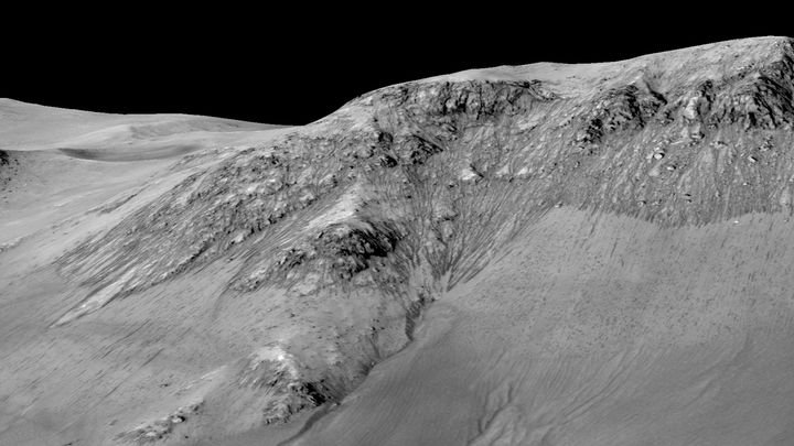 Des traces d'&eacute;coulement d'eau sur la plan&egrave;te Mars, sur une photo d'archives publi&eacute;e par la Nasa, le 27 septembre 2015. (NASA)