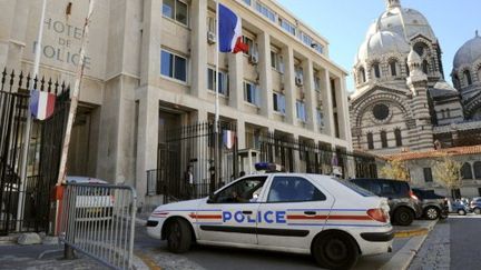 Une voiture de police en train de pénétrer dans l'Hôtel de police de Marseille (5-10-2010) (AFP - ANNE-CHRISTINE POUJOULAT)