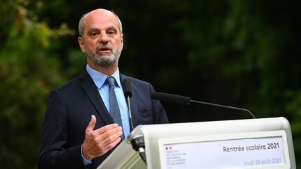 Le ministre de l'Education nationale, Jean Michel-Blanquer, lors d'une conférence de presse à Paris, le 26 août 2021. (CHRISTOPHE ARCHAMBAULT / AFP)