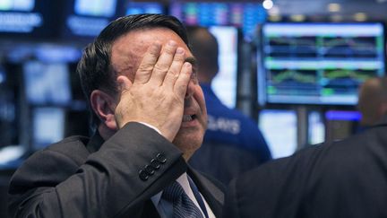 Un cadre du New York Stock Exchange r&eacute;agit &agrave; une importante panne, le 8 juillet 2015, aux Etats-Unis.&nbsp; (LUCAS JACKSON / REUTERS)