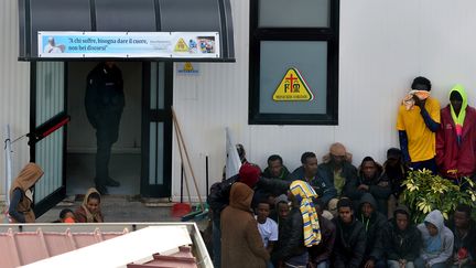 VIDEO. Des migrants incendient un bâtiment d'un centre d'accueil à Lampedusa