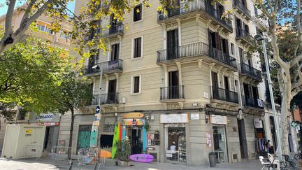 À Barcelone, les propriétaires de logements Airbnb protestent contre l'interdiction prochaine des meublés touristiques et réclament 1 milliard d'euros d'indemnisation. (HENRY DE LAGUERIE / RADIOFRANCE)