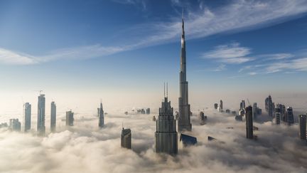 La Burj Khalifa, la plus grande tour du monde, située à 830 mètres de hauteur, domine les autres grattes-ciel de&nbsp;Dubaï (Emirats arabes unis). (CATERS/ RUSTAM AZMI/SIPA)