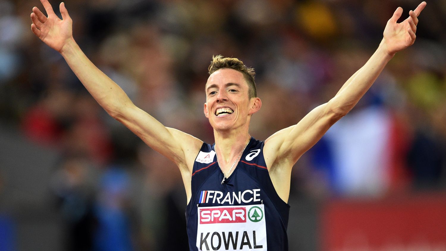 VIDEO. Athlétisme : Yoann Kowal fait sa demande en mariage à la fin du 3 000 m steeple