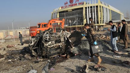 Les restes du v&eacute;hicule des victimes de l'attentat suicide perp&eacute;tr&eacute; &agrave; Kaboul (Afghanistan), le 18 septembre 2012. (MASSOUD HOSSAINI / AFP)