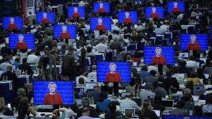 Le premier des trois débats Clinton-Trump, le 26 septembre, suivi depuis une salle de presse. (BRENDAN SMIALOWSKI / AFP)