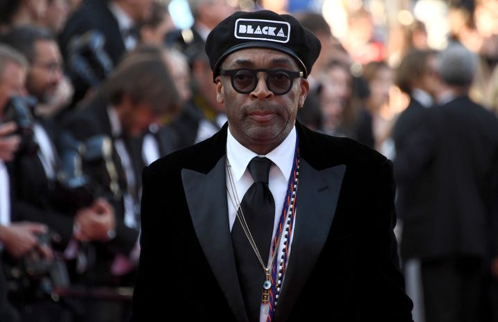 Le réallisateur de "Blackkklansman" Spike Lee lors de la montée des marches de la cérémonie de clôture du Festival.
 (Anne-Christine POUJOULAT / AFP)