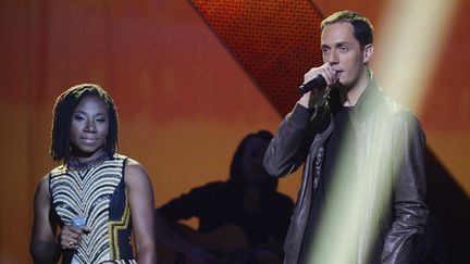 Grand Corps Malade en duo avec la chanteuse nig&eacute;riane Asa,&nbsp;lors des Victoires de la musique, le 14 f&eacute;vrier 2014, au Z&eacute;nith de Paris.&nbsp; (BERTRAND GUAY / AFP)