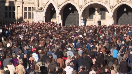 Dans la matinée du dimanche 15 octobre, les Arrageois ont rendu hommage à Dominique Bernard, le professeur de lettre poignardé à mort vendredi. Sur la place des Héros, habitants, professeurs et élèves témoignent de leur émotion.