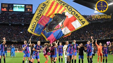 Le Camp Nou a fait le plein, établissant un nouveau record d'affluence pour un match de football féminin, lors de la demi-finale aller de la Ligue des champions entre le FC Barcelone et Wolfsburg, le 22 avril 2022. (LLUIS GENE / AFP)