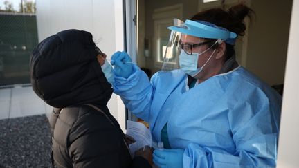 Une Américaine fait un test du Covid-19 avant Thanksgiving, à New York, le 18 novembre 2020. (TAYFUN COSKUN / ANADOLU AGENCY / AFP)