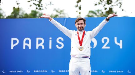 Thomas Peyroton-Dartet sur le podium pour célébrer son titre paralympique sur le contre-la-montre de cyclisme sur route, à Clichy-sous-Bois, le 4 septembre 2024. (ED SYKES / SIPA)