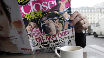 Le magazine Closer avait publi&eacute; des photos de Kate Middleton, seins, nus, en septembre 2012. (KENZO TRIBOUILLARD / AFP)