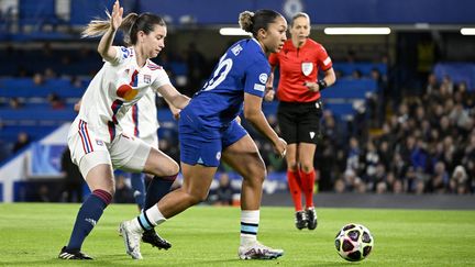 La Lyonnaise Damaris Egurrola au duel avec la joueuse de Chelsea, Lauren James, en quarts de finale retour de la Ligue des champions, jeudi 30 mars 2023. (NORBERT GRISAY  / MAXPPP)