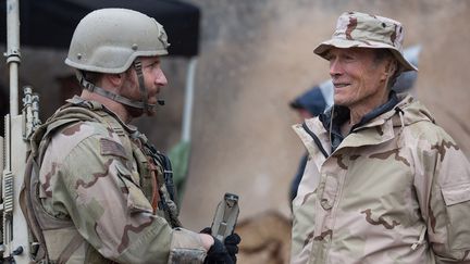 Bradley Cooper et Clint Eastwood lors du tournage de "American Sniper"
 (Warner Bros)