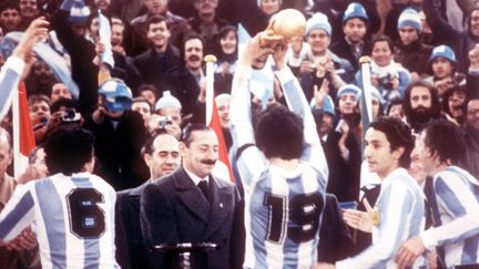 &nbsp; (Le général Videla assiste à la remise du trophée à l'Argentine © Heinz Ducklau/AP/SIPA)