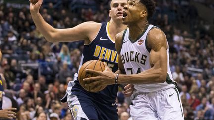 Giannis Antetokounmpo (Milwaukee) aux prises avec Nikola Jokic (Denver) dans un match où chacun d'eux a réalisé un triple-double (USA TODAY SPORTS / X02835)