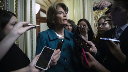 Lisa Murkowksi, sénatrice républicaine, parle aux journalistes après avoir voté "non" lors d'un vote au Sénat sur la confirmation du&nbsp;juge&nbsp;Brett Kavanaugh, le 5 octobre 2018, à Washington. (DREW ANGERER / GETTY IMAGES NORTH AMERICA / AFP)