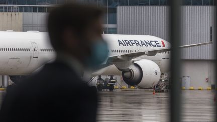 Un homme à l'aéroport&nbsp;Charles de Gaulle en mai 2021.&nbsp; (VINCENT ISORE / MAXPPP)