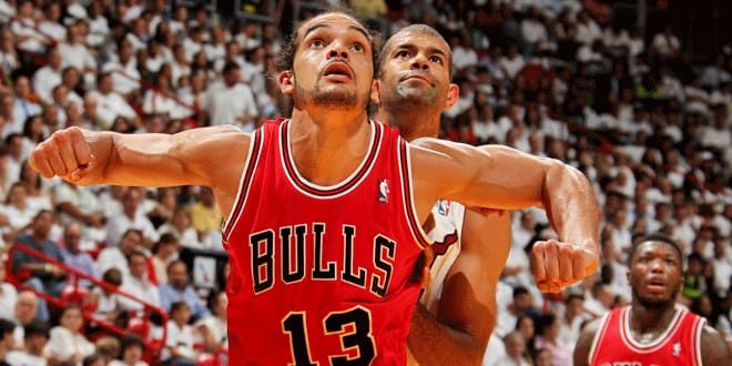 Joakim Noah à la lutte avec Shane Battier