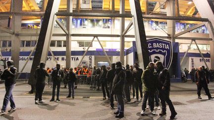 Les supporters bastiais bloquent l'accès au stade Furiani, à Bastia, le 1er avril 2017. (YANNICK GRAZIANI / AFP)