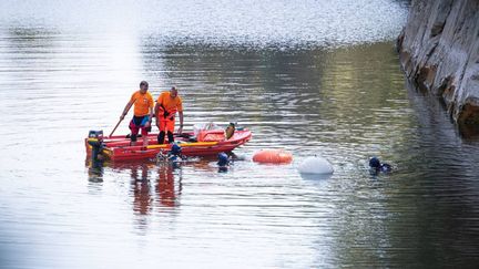 Les plongeurs de la gendarmerie maritime dans le lac du Dramont, à Saint-Raphaël (Var), le 18 août 2021. (MAXPPP)