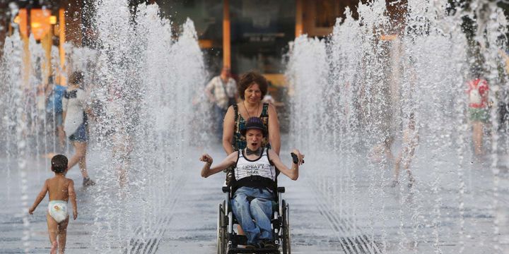 Les Moscovites profitent de l'eau pour se rafraîchir sous la canicule. Parc Gorky, Moscou, 9 août 2015. (SERGUEI KARPUKHIN / REUTERS)