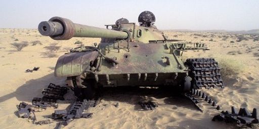 Un tank abandonné dans le désert érythréen (AFP - Hemis.fr - Bruno Morandi)