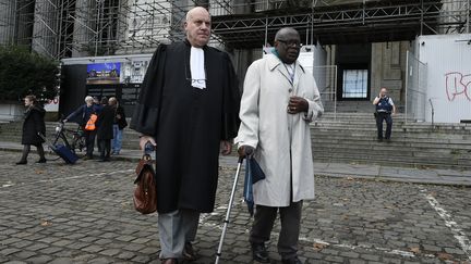 Le Rwandais Fabien Neresté, à droite de son avocat Jean Flamme, devant le palais de justice de Bruxelles (Belgique), le 4 novembre 2019. (JOHN THYS / AFP)